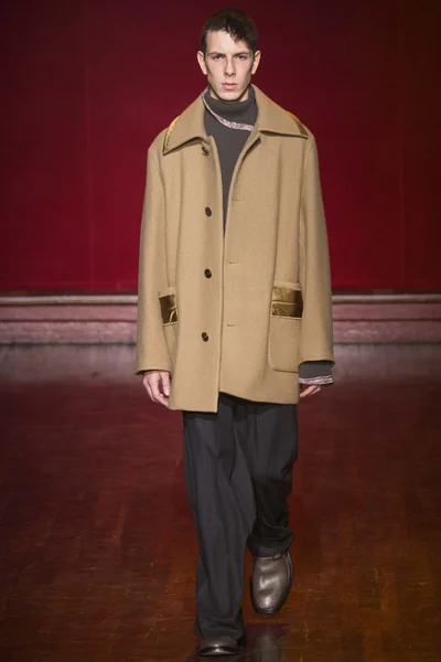 Look 16